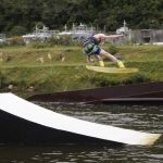 Espen hopper på wakeboarding