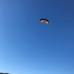 Kite mot nord norsk blå himmel