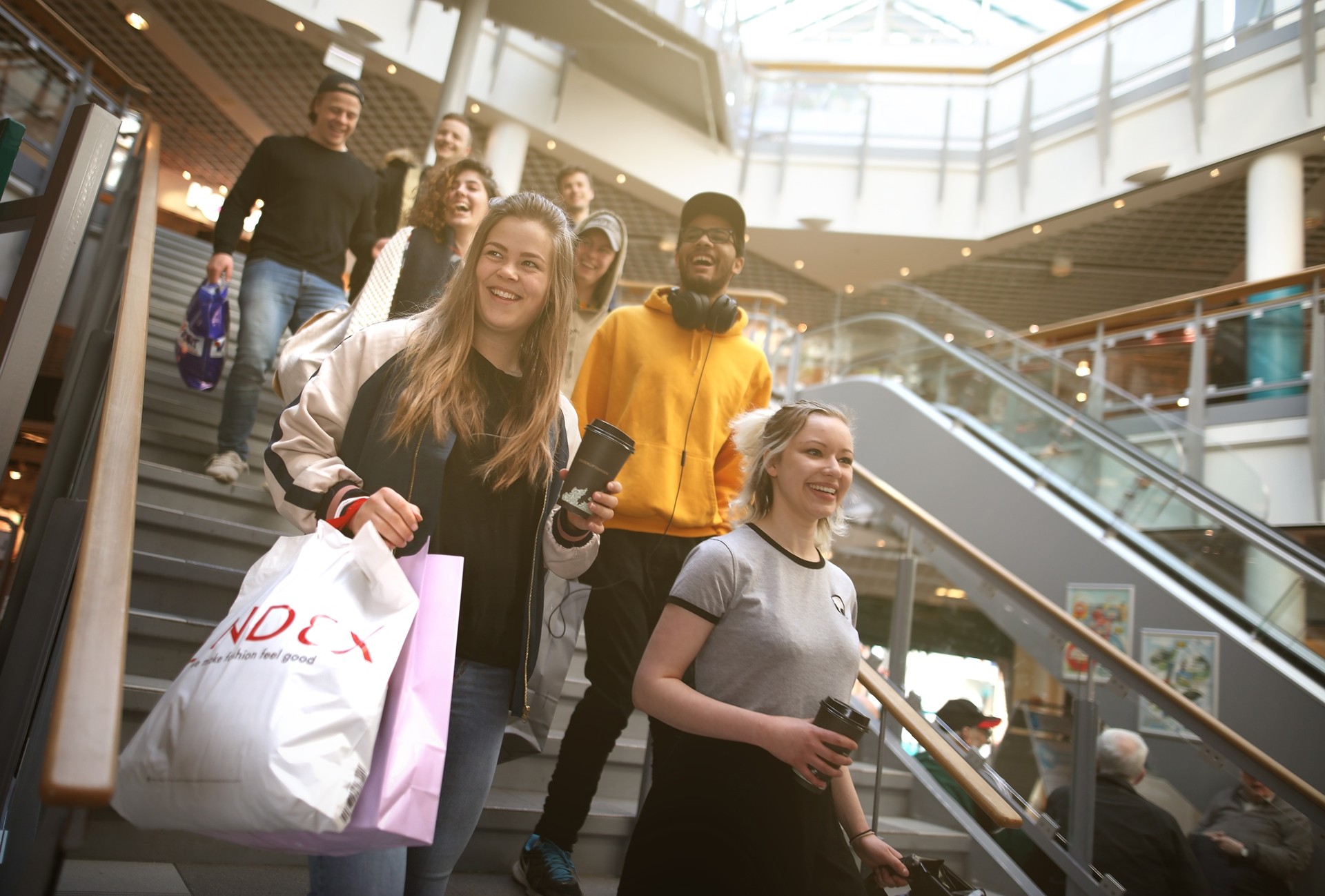 Elever fra Vefsn Folkehøgskole i Mosjøen – byen midt i Norge, shopping på Sjøsiden Senter i Mosjøen, Helgeland