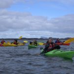 Elever padler havkajakk på turen Helgelandsopplevelser på Dønna.