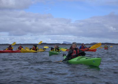 Elever padler havkajakk på turen Helgelandsopplevelser på Dønna.