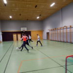 Elever ved Vefsn Folkehøgskole Toppen som spiller fotball inne i gymsalen
