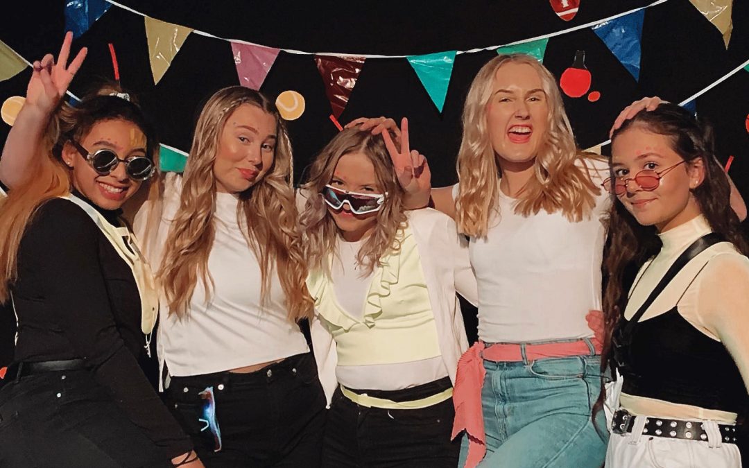 Fem kule jenter poserer på Neonparty på Vefsn Folkehøgskole Toppen