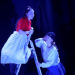 To skuespillere i gardintrapp på scenen i forestillingen Romeo og Julie, satt opp av teater valgfag ved Vefsn Folkehøgskole Toppen våren 2022