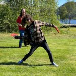 Elever spiller frisbeegolf på Fustvatnet juni 2022