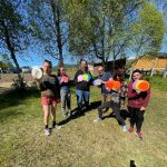 Elever spiller frisbeegolf på Fustvatnet juni 2022