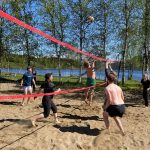 Elever spiller sandvolleyball på Fustvatnet juni 2022