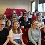Glade elever fra kull 18-19 treffes igjen. i auditoriet på Vefsn Folkehøgskole Toppen.