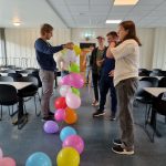 Elever henger opp ballonger i matsalen på Vefsn Folkehøgskole Toppen