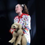 Jente med bamse fra stykket Heavy Mental satt opp på Vefsn Folkehøgskole skoleåret 22-23.