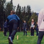 Elever fra Vefsn Folkehøgskole Toppen spiller kubb på Grane Bygdetun.