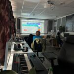 Elever på Vefsn Folkehøgskole Toppen sitter på klasserommet til Musikkproduksjon og har undervisning.