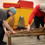 To personer monterer en benk inne på sløyden på Vefsn Folkehøgskole Toppen.