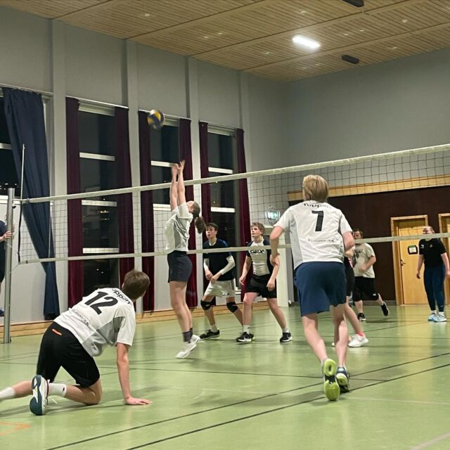 Vi har arrangert volleyballturnering til inntekt for @friluftsliv_lett sitt prosjekt Julehjelpen🎄🏐❤️ Seks lag spilte en veldig spennende turnering som Hattfast gikk seirende ut av! Tusen tusen takk til alle som kom. Det var kjempegøy at det var så mange som kom innom, både for å se og for å spille❤️Vi ser frem til flere turneringer🌟🌟🌟 #folkehøgskole @vefsnfhs #vefsnfhs #volleyball