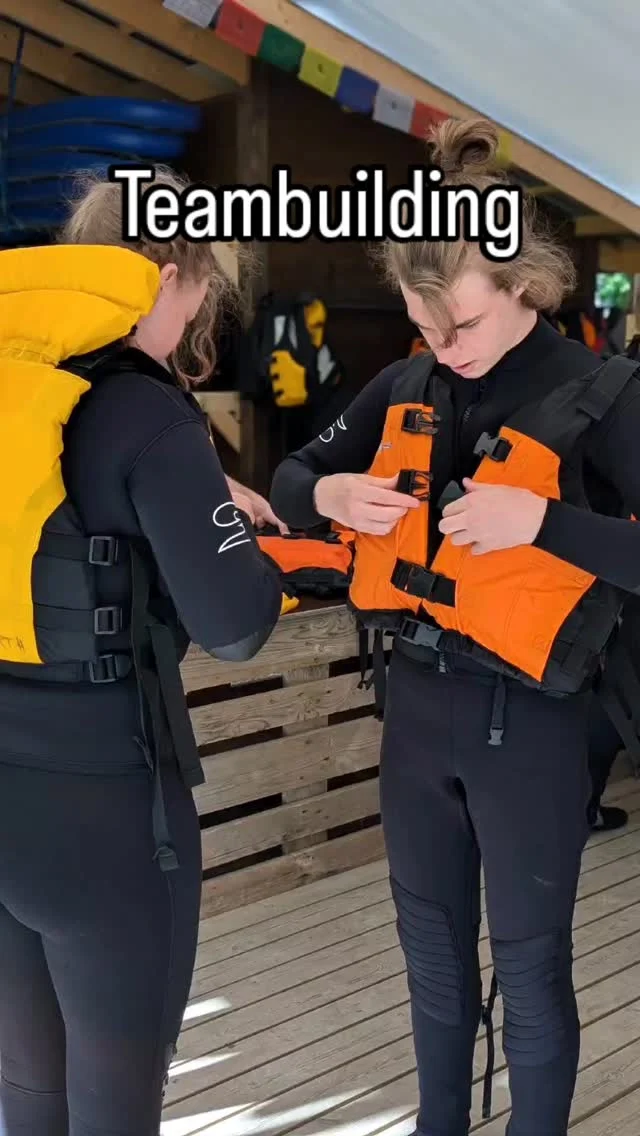 Felles rafting tur hører med til skolestart. Her oppsøker vi utfordringer og opplevelser sammen 🛶

Hver høst drar vi sammen til @rivernorthrafting på Trofors. Her lærer vi om sikkerhet på elva, og hvordan vi kommer oss trygt ned strykene. 

Kokkene stiller med mat til campen, vi blir bedre kjent og koser oss sammen 😊 #fhsliv #vefsnfhs #rivernorthrafting #rafting @folkehogskolene @frilyntfolkehogskole