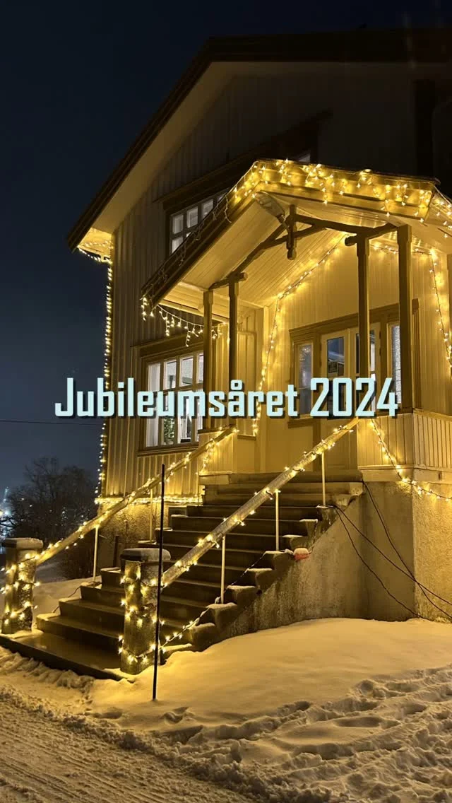 ⭐️ Da går jubileumsåret mot slutten, og vi kan se tilbake på mengder av feststemte øyeblikk. Blant annet jubileumsfest i sommer med tidligere elever og ansatte, trøndermøte, bursdagsfeiring med elevene, åpen dag på skolen, familiehelg og adventstid.

Vi takker alle som bidro i vårt 125. år på Vefsn Folkehøgskole Toppen, og ser fram til 2025.
Riktig Godt Nytt År 🎉
.....
⭐️ Then the anniversary year comes to an end, and we can look back on lots of festive moments. Among other things, an anniversary party this summer with former students and staff, Trøndermøte, a birthday celebration with our students, an open day at the school, a family weekend and Advent. 

We thank everyone who contributed to our 125th year at Vefsn Folkehøgskole Toppen, and look forward to 2025. 
Happy New Year 🎉

#vefsnfhs #fhsliv #mosjøen #jubileum #anniversary
@folkehogskolene @frilyntfolkehogskole