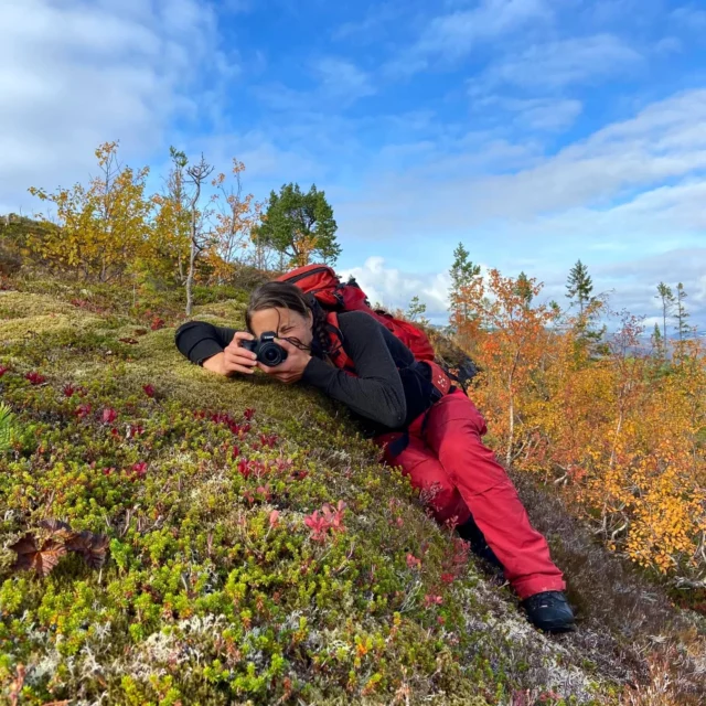 Møt lærerne våre 🤩

Her er Solveig!

Poteten i gjengen som kan brukes til det meste. Hun elsker aktivitet i tillegg til kreative fag, og har vært lærer på idrett og friluftsliv før hun overtok på Kreativ Mix i fjor.

Hun har et stort smil, smittende  latter, og er en lagspiller som elsker å jobbe og lære sammen med elevene.

Elevsitater:
"lærer bort det hun kan, og lærer sammen med eleven når det er noe hun ikke kan. Skaper veldig trygt miljø i klassa."

"Genuinely one of the best teachers I've had. She's great at explaining, especially when it comes to photography. Taking us outside for activities and walks was lovely, and talking to Solveig is really easy and often will make for really interesting conversations."

#vefsnfhs #foto #kunst #kreativitet #aktivitet @vefsnfhs @frilyntfolkehogskole @folkehogskolene
