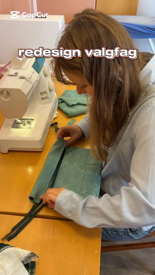 Vi tilbyr hele 45 valgfag på Vefsn Folkehøgskole - Toppen. Redesign er ett av de. Der kan du lære å reparere klær du liker eller sy totebags, vesker og klær av gjenbruksstoff.

Det er et valgfag tilpasset både nybegynnere og de som har sydd mye fra før. Videoen er fra oppstarten av årets redesign valgfag🪡🧵 

#vefsnfhs #søm #redesign #fhsliv #folkehogskolene #frilyntfolkehøgskole